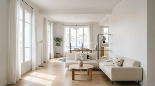 Intérieur d'appartement baigné de lumière naturelle avec agencement optimisé