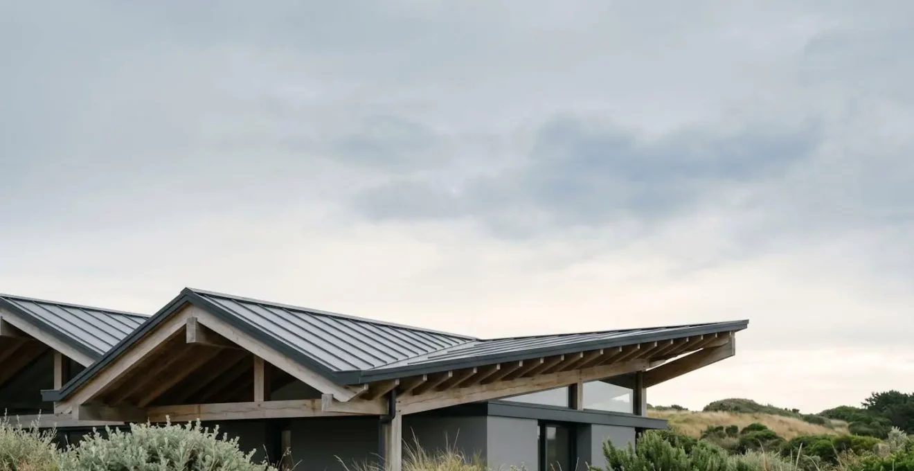 Détail architectural d'une toiture moderne avec isolation thermique performante pour économies d'énergie