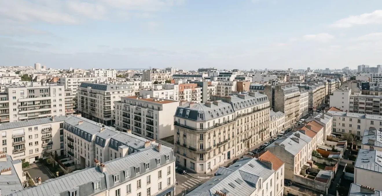 Vue aérienne minimaliste d'un quartier résidentiel français avec différents types de bâtiments illustrant la diversité des typologies de logement
