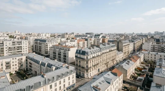 Vue aérienne minimaliste d'un quartier résidentiel français avec différents types de bâtiments illustrant la diversité des typologies de logement